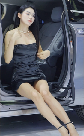 抹胸黑裙车模美女