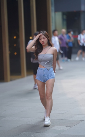 可爱的邻家热裤小妹