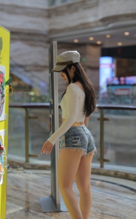热裤美臀女孩