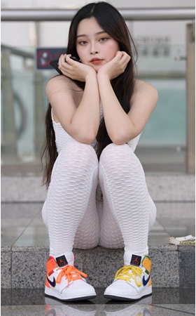 （视频）白色连体紧身裤女孩