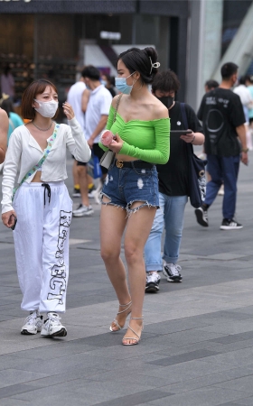 绿衣热裤高跟