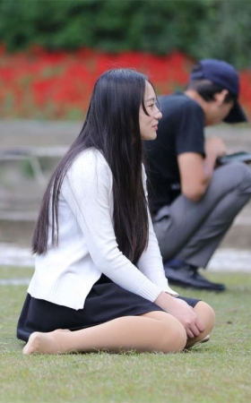 No1676 恬静女生端坐草坪，露出一只长丝足