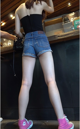 牛仔热裤妹子