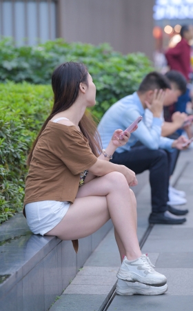 打电话的漂亮小姐姐