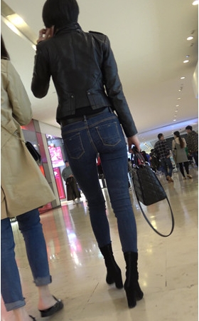 长腿牛仔裤短发妹子