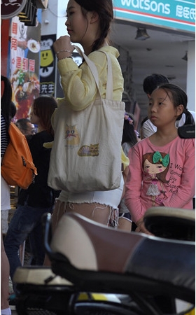 漂亮的白色热裤美女