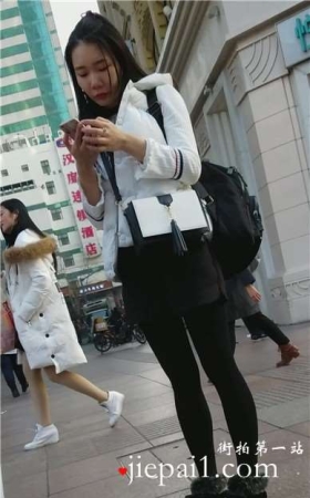 4k-黑色裤袜打底裤的小清新美眉。