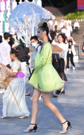 打伞绿色裙