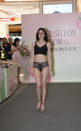 2023三八女神节，大长腿的美女