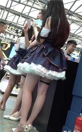 4K 2018CJ展会舞台边的高跟美腿连衣裙美少女 [1.42 GB]