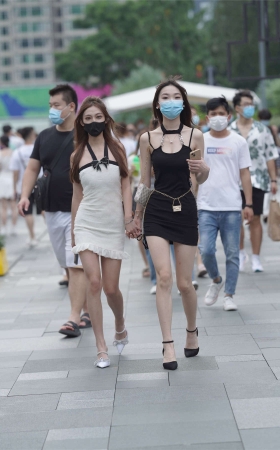 两位包臀裙小姐姐