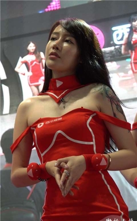4K 红色短裙美女showgirl [996 MB]
