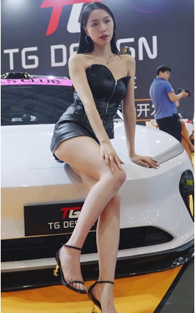 连体皮裙车模小姐姐