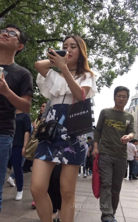 4K - 街拍美丽长腿女友 [1.57 GB/MP4]
