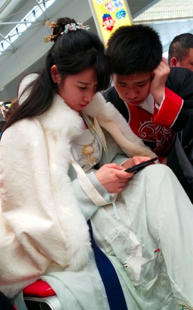 高铁站候车的古装漂亮长发美女