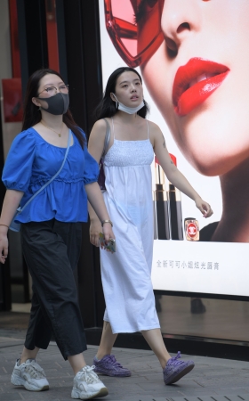白裙美女