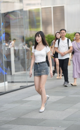 牛仔裙，美腿平底鞋小姐姐