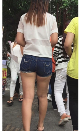 蓝色热裤妹子