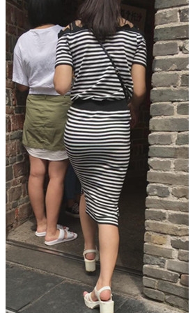 黑白条纹长裙妹子