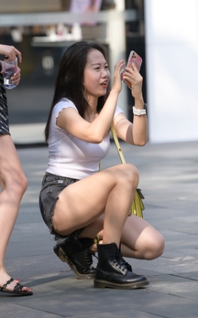 玩拍照的热裤