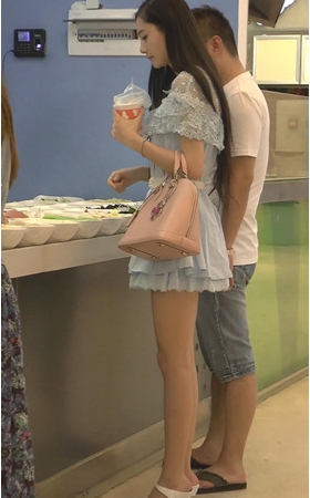 蓝色连衣裙长发美女