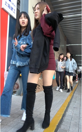 黑色高靴连体裙美女