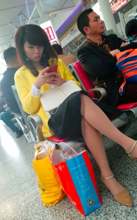 火车站候车的黑色长裙肉色丝袜高跟美腿少妇