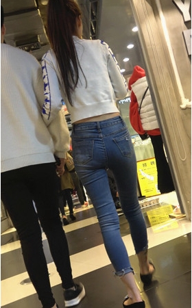 白衣紧身牛仔裤小姐姐