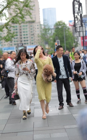 连体包臀长裙妹子
