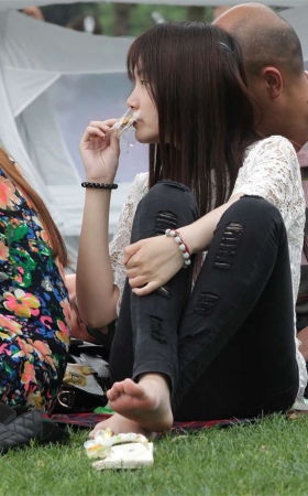 No135 长发清纯美少女的一双大白脚
