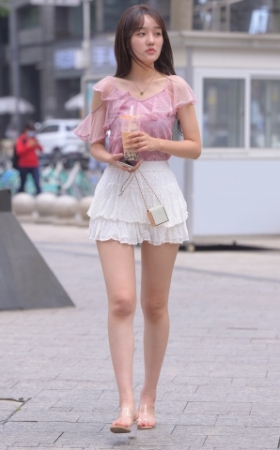 白百褶裙美女
