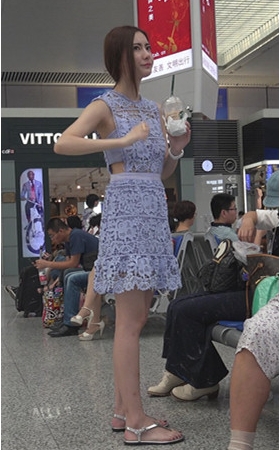 喝奶茶的气质美女