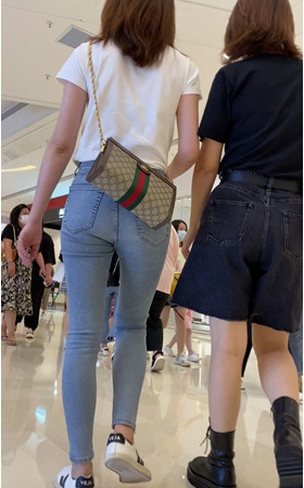 街拍蓝色牛仔裤妹子