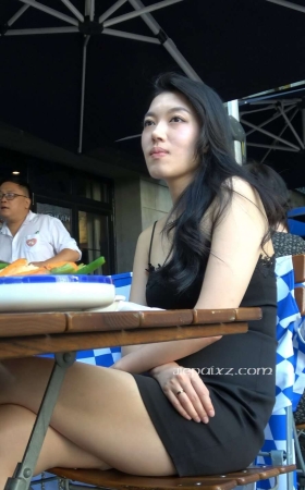 4K - 性感黑色短裙美女的下午茶时间 [1.88 GB/MP4]