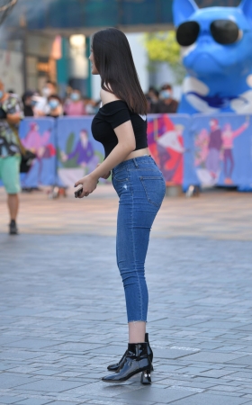 肌肤如雪的丰腴紧牛美女