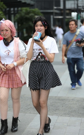 辉辉街拍作品 - 网袜可爱美眉