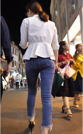 戴着眼镜的牛仔裤小姐姐