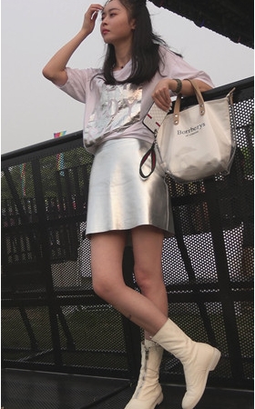 银色皮裙美女