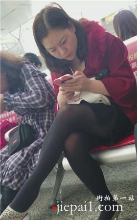 4k-高铁站候车室拍摄极品美腿黑丝高跟鞋美少妇