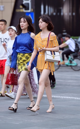 漂亮的短发美女