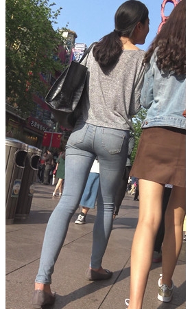 漂亮的浅牛美女