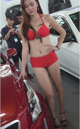 红色泳装车模小姐姐