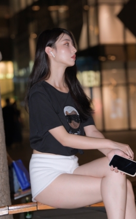 夜拍白色热裤美女