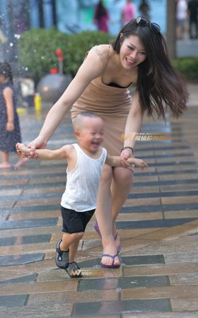 戏水中的温婉妈妈 [20P]