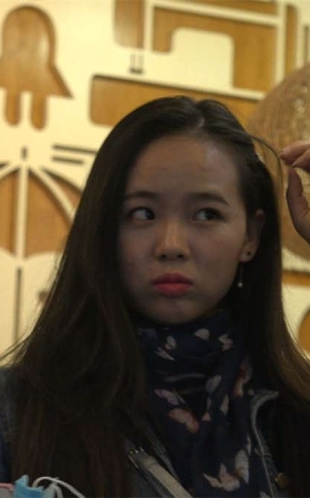 牛仔外套美女一双玉足超级白嫩