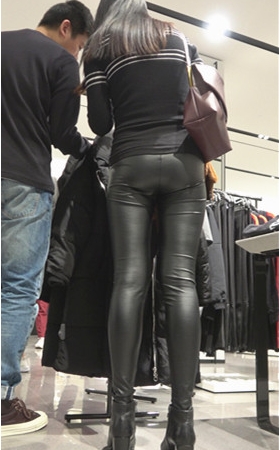 选衣服的紧身皮裤美女《二》