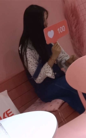 吃饭不忘自拍的气质小妹妹