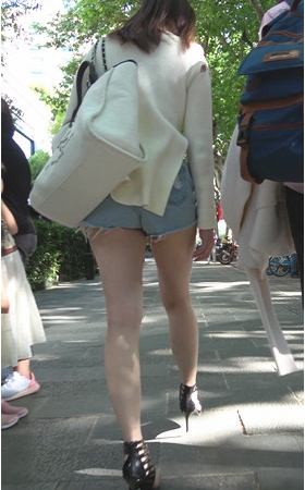 白嫩美腿牛仔热裤小姐姐