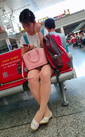 白T恤吊带裙绣花鞋街拍肉丝美腿