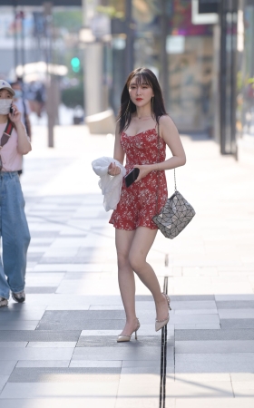 粉红裙装女郎